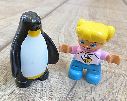 Королевский пингвин – фигурка, совместимая с конструктором Лего дупло
