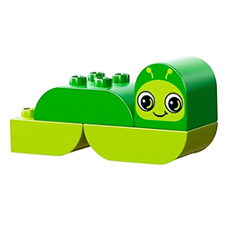 Зелёная гусеница — сборная фигурка из кубиков Лего дупло