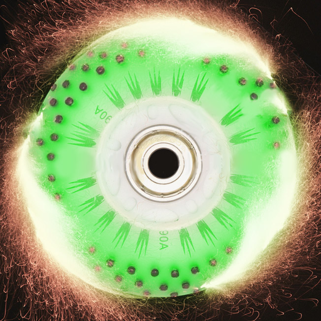 Светящееся и искрящееся колесо 80мм 90А зелёный цвет