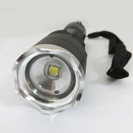 Фокусируемый фонарь 900 люмен на светодиоде CREE XM-L T6