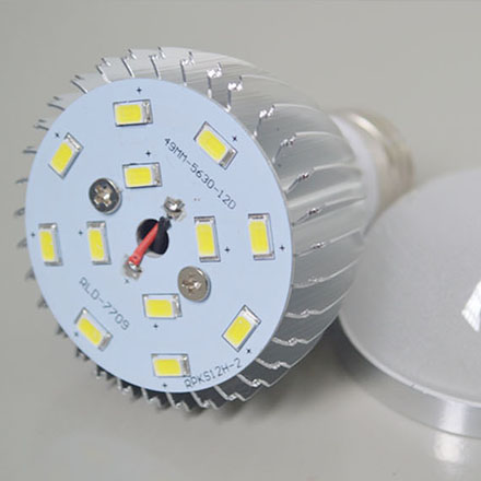 Светодиодная лампа 12-24 вольта, 6 ватт с цоколем Е27, 2700-3200К