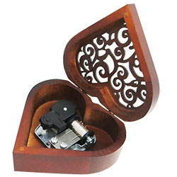 Музыкальный механизм в резной деревянной коробочке в форме сердца